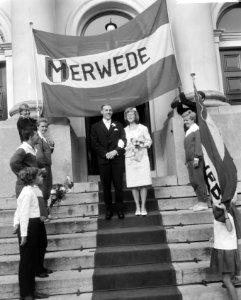Huwelijk Jan Jiskoot, bruidspaar onder vlag van Merwede, Bestanddeelnr 918-1225