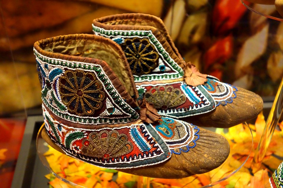 Huron moccasins, c. 1880 - Bata Shoe Museum - DSC00641