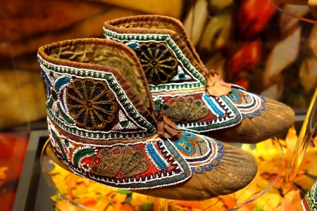 Huron moccasins, c. 1880 - Bata Shoe Museum - DSC00641