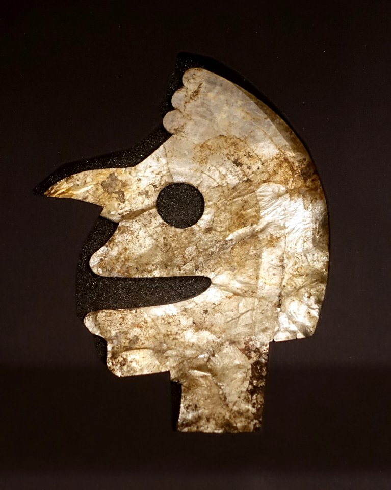 Human face effigy, Hopewell culture, Turner Group, Mound 3, altar, Little Miami Valley, Ohio, 200 BC to 500 AD, mica - Native American collection - Peabody Museum, Harvard University - DSC06093