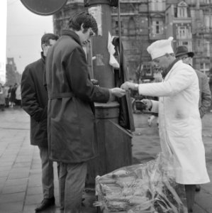 Huwelijk prinses Beatrix en Claus von Amsberg , jongen bij visstalletje, Bestanddeelnr 918-8972