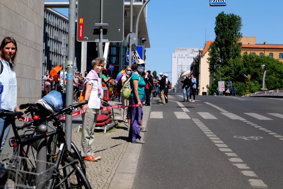 Human chain mobility protest Berlin 2020-06-02 11