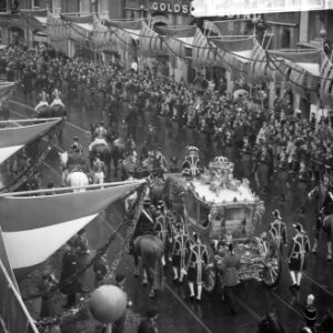 Huwelijk prinses Beatrix en Claus von Amsberg , Gouden Koets in Raadhuisstraat, Bestanddeelnr 918-8948