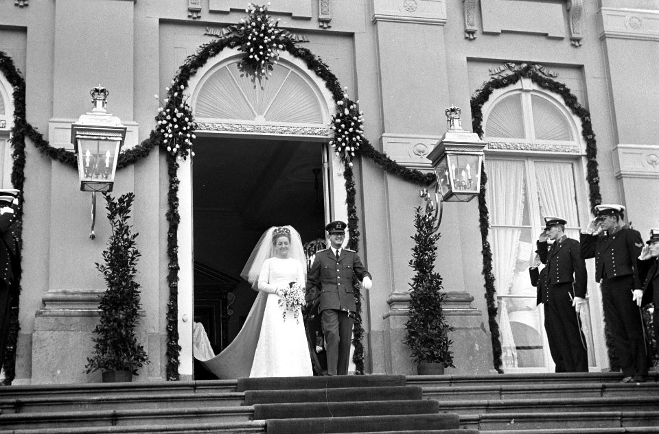 Huwelijk prinses Margriet en mr. Pieter van Vollenhoven bruidspaar op Huis ten B, Bestanddeelnr 919-9603
