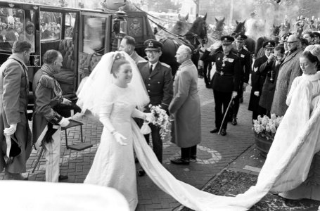 Huwelijk prinses Margriet en mr. Pieter van Vollenhoven bruidspaar bij aankomst , Bestanddeelnr 919-9606
