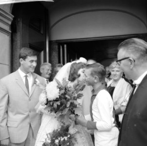 Huwelijk Ajax-voetballer Sjaak Swart. Aspirant Ajax-lid geeft bloemen, Bestanddeelnr 913-0318