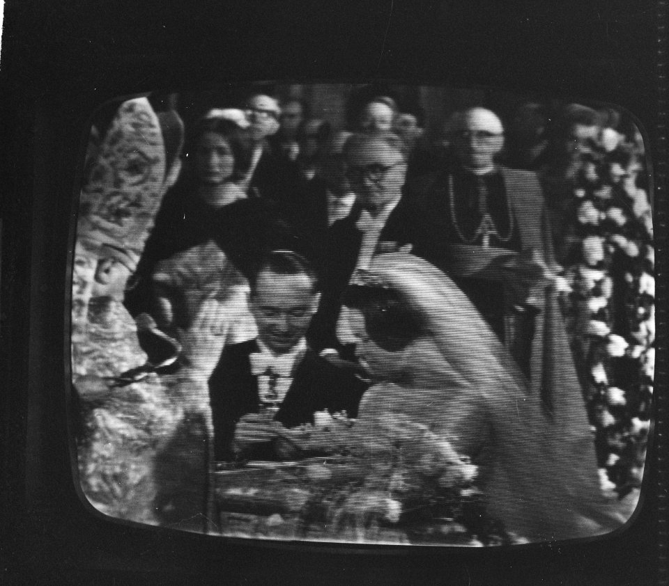 Huwelijk Prinses Irene en Prins Hugo Charles te Rome vanaf televisie, Prinses Ir, Bestanddeelnr 916-3671