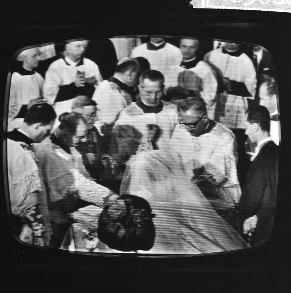 Huwelijk Prinses Irene en Prins Hugo Charles te Rome vanaf televisie, overzicht , Bestanddeelnr 916-3688