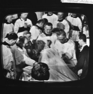 Huwelijk Prinses Irene en Prins Hugo Charles te Rome vanaf televisie, overzicht , Bestanddeelnr 916-3688