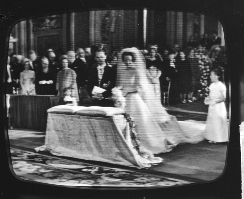 Huwelijk Prinses Irene en Prins Hugo Charles te Rome vanaf televisie, bruidspaar, Bestanddeelnr 916-3668