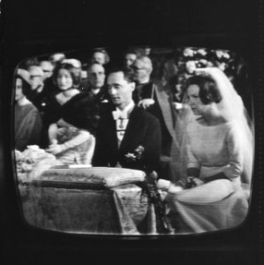 Huwelijk Prinses Irene en Prins Hugo Charles te Rome vanaf televisie, bij het al, Bestanddeelnr 916-3683