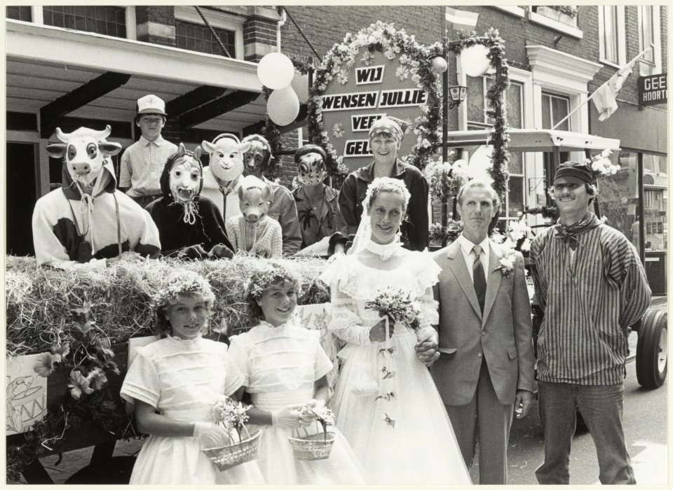 Huwelijk boer Leo van Engelen en Annelies Nelis. Bij het stadhuis opgewacht door tractor met dieren. NL-HlmNHA 54020895