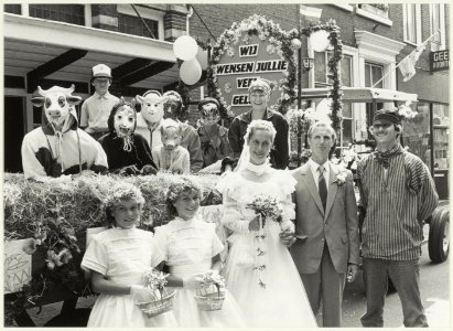 Huwelijk boer Leo van Engelen en Annelies Nelis. Bij het stadhuis opgewacht door tractor met dieren. NL-HlmNHA 54020895