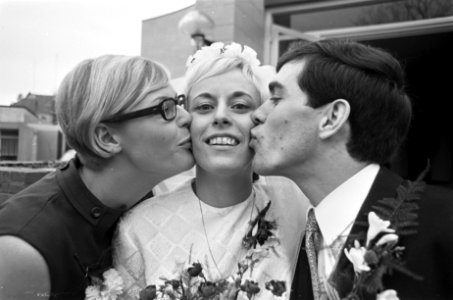 Huwelijk Gretta Kok en Twan Mevissen te Valkenburg, Ada Kok feliciteert haar zus, Bestanddeelnr 921-0384