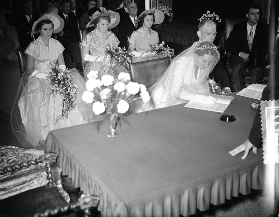 Huwelijk Jonkvrouw-Baronesse van Randwijk , secretaresse van Prinses Wilhelmina , Bestanddeelnr 906-8144