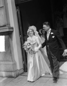 Huwelijk Helen Chapin en Ronald Irvin Metz naast haar haar vader ambassadeur Se, Bestanddeelnr 904-6833