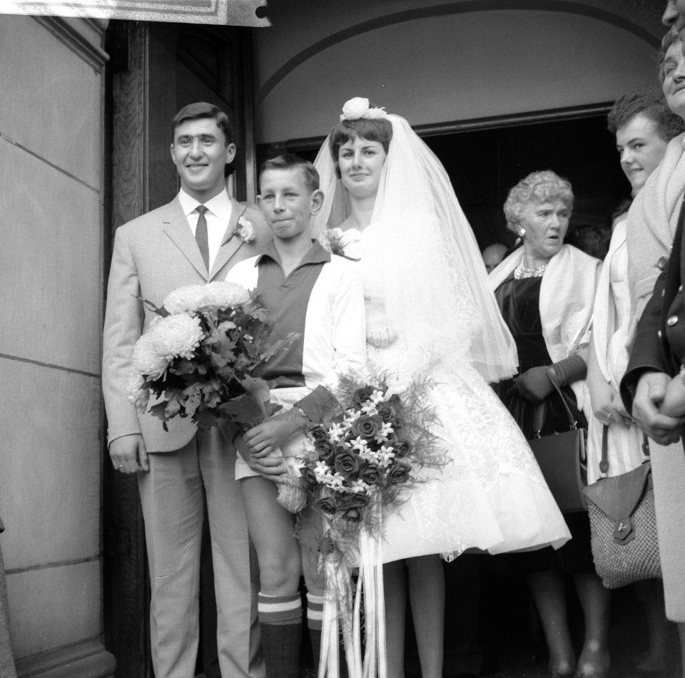 Huwelijk Ajax-voetballer Sjaak Swart. Aspirant Ajax-lid geeft bloemen, Bestanddeelnr 913-0319