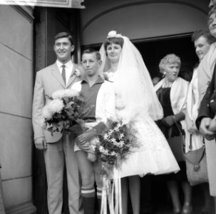 Huwelijk Ajax-voetballer Sjaak Swart. Aspirant Ajax-lid geeft bloemen, Bestanddeelnr 913-0319