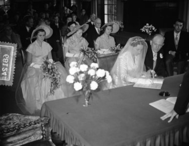 Huwelijk Jonkvrouw-Baronesse van Randwijk , secretaresse van Prinses Wilhelmina , Bestanddeelnr 906-8124