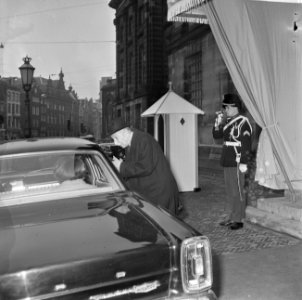 Huwelijk prinses Beatrix en Claus von Amsberg , auto bij Paleis op de Dam, Bestanddeelnr 918-8912