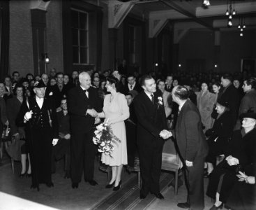 Huwelijk Gre Brouwenstijn en Jan van Mantgem. Gelukgewenst door wethouder Seeger, Bestanddeelnr 902-5607