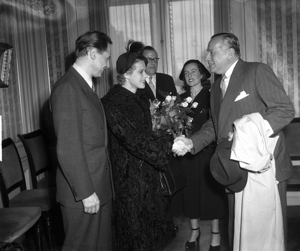 Huwelijk Myra Ward en Paul Steenbergen. Cees Laseur feliciteert, Bestanddeelnr 904-2274