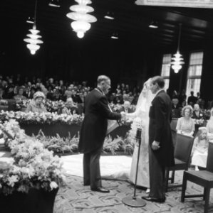 Huwelijk prinses Beatrix en Claus von Amsberg , Burgemeester Van Hall feliciteer, Bestanddeelnr 918-8790