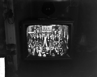 Huwelijk prinses Alexandra van Kent met Angus Ogilvy foto vanaf tv, Bestanddeelnr 915-0811
