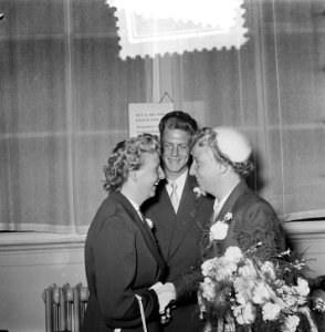 Huwelijk op het Stadhuis in Amsterdam waar zwemster Annie de Groot met heer Smi, Bestanddeelnr 905-8400