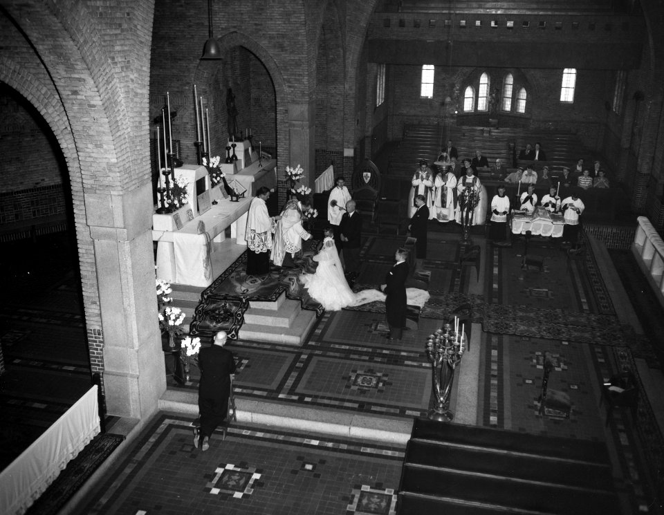 Huwelijk nichtje mgr. Jansen in de Vredeskerk, Bestanddeelnr 934-7158