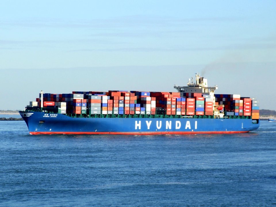 Hyundai Jakarta p5, leaving Port of Rotterdam, Holland 21-Feb-2005