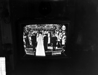 Huwelijk prinses Alexandra van Kent met Angus Ogilvy foto vanaf tv, Bestanddeelnr 915-0810