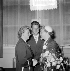 Huwelijk op Stadhuis Amsterdam zwemster Hannie de Groot met heer Smits, Bestanddeelnr 905-8399