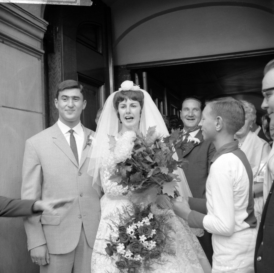 Huwelijk Ajax-voetballer Sjaak Swart. Het bruidspaar met aspirant-voetballer va…, Bestanddeelnr 913-0321