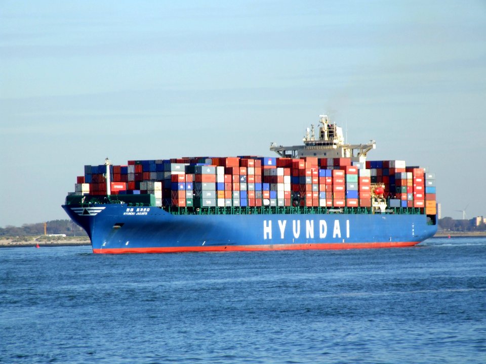 Hyundai Jakarta p3, leaving Port of Rotterdam, Holland 21-Feb-2005
