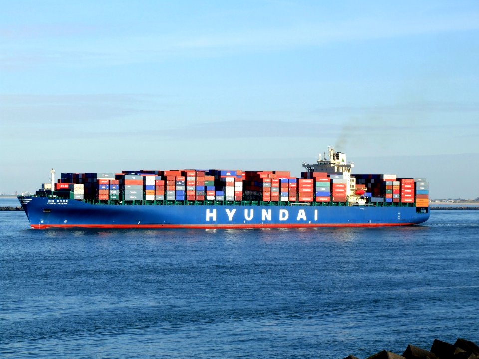 Hyundai Jakarta p7a, leaving Port of Rotterdam, Holland 21-Feb-2005