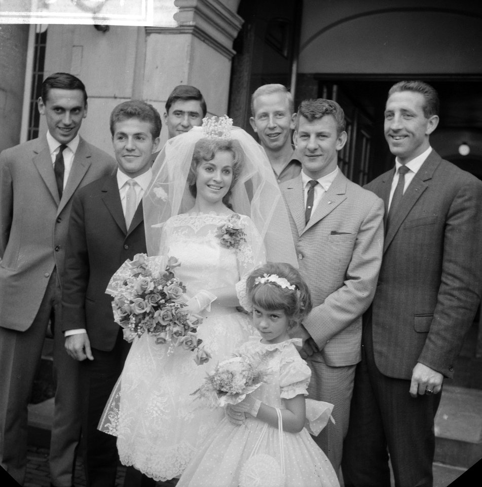 Huwelijk Bennie Muller . Het bruidspaar en medevoetballers, Bestanddeelnr 912-9724