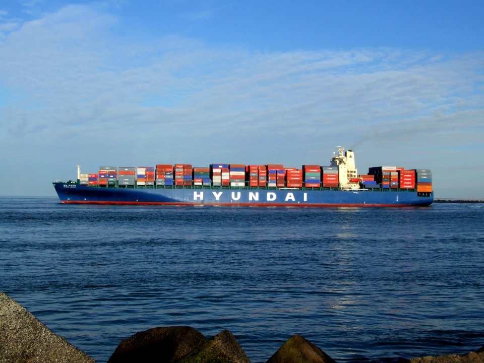 Hyundai Jakarta p8, leaving Port of Rotterdam, Holland 21-Feb-2005