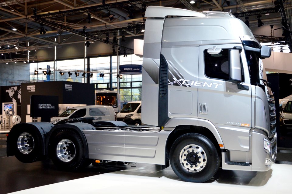 Hyundai Xcient 6x2 tractor 2014. Spielvogel 2