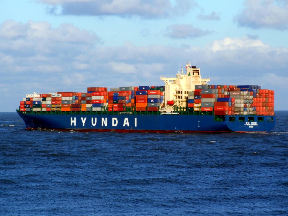 Hyundai Shanghai p8, leaving Port of Rotterdam, Holland 10-Dec-2006