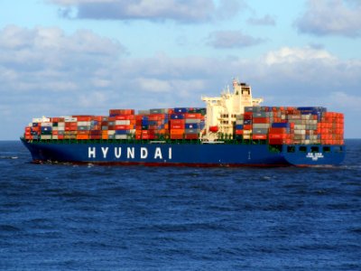 Hyundai Shanghai p8, leaving Port of Rotterdam, Holland 10-Dec-2006