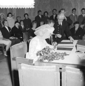Huwelijk Hanneke Mijksenaar en Bouke Poelstra , ondertekening van het huwelijksa, Bestanddeelnr 910-8180