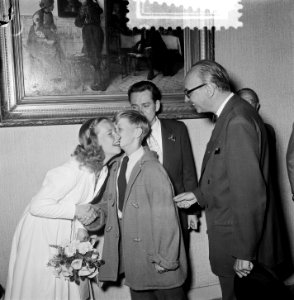 Huwelijk Kitty Janssen met heer J. van der Toorn . Kitty wordt gefeliciteerd doo, Bestanddeelnr 905-8405