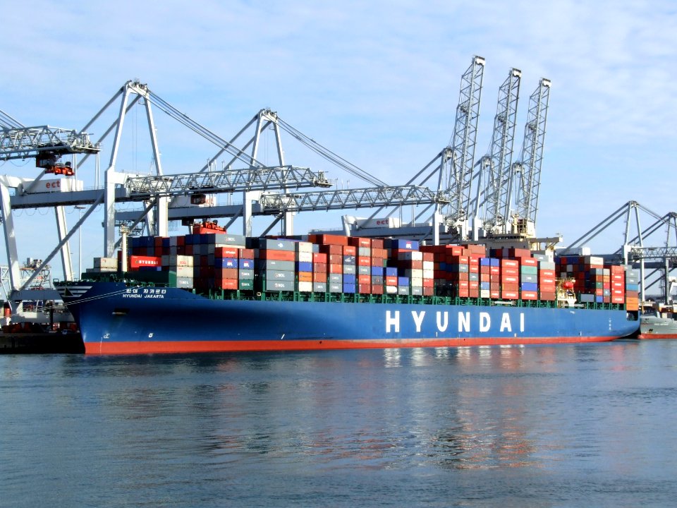 Hyundai Jakarta p1, leaving Port of Rotterdam, Holland 21-Feb-2005