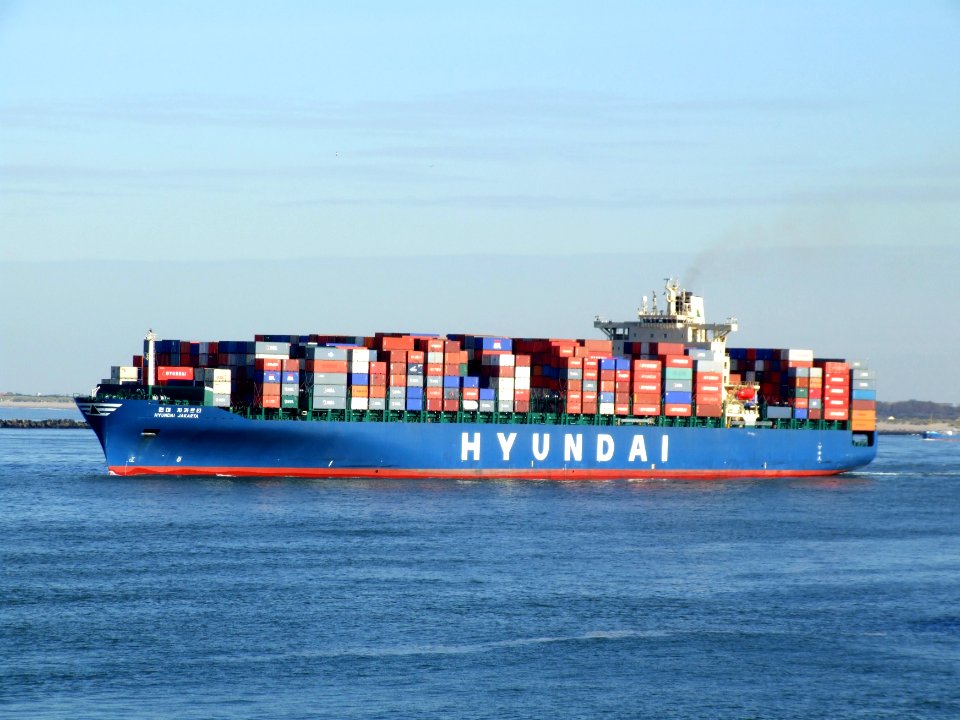 Hyundai Jakarta p6, leaving Port of Rotterdam, Holland 21-Feb-2005