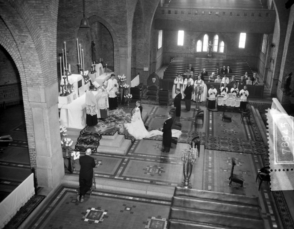 Huwelijk nichtje mgr Jansen Vredeskerk, Bestanddeelnr 907-8945