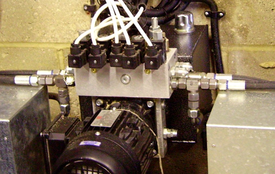 Hydraulic System with hoses, fittingsand electric valves