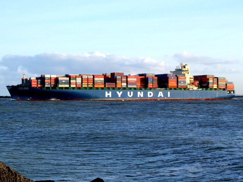Hyundai Shanghai p3, leaving Port of Rotterdam, Holland 10-Dec-2006