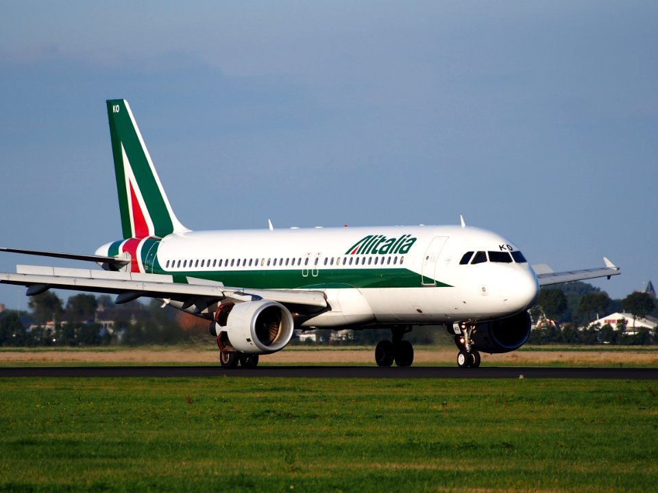 I-BIKO Alitalia Airbus A320-214 - cn 1168 landing pic2