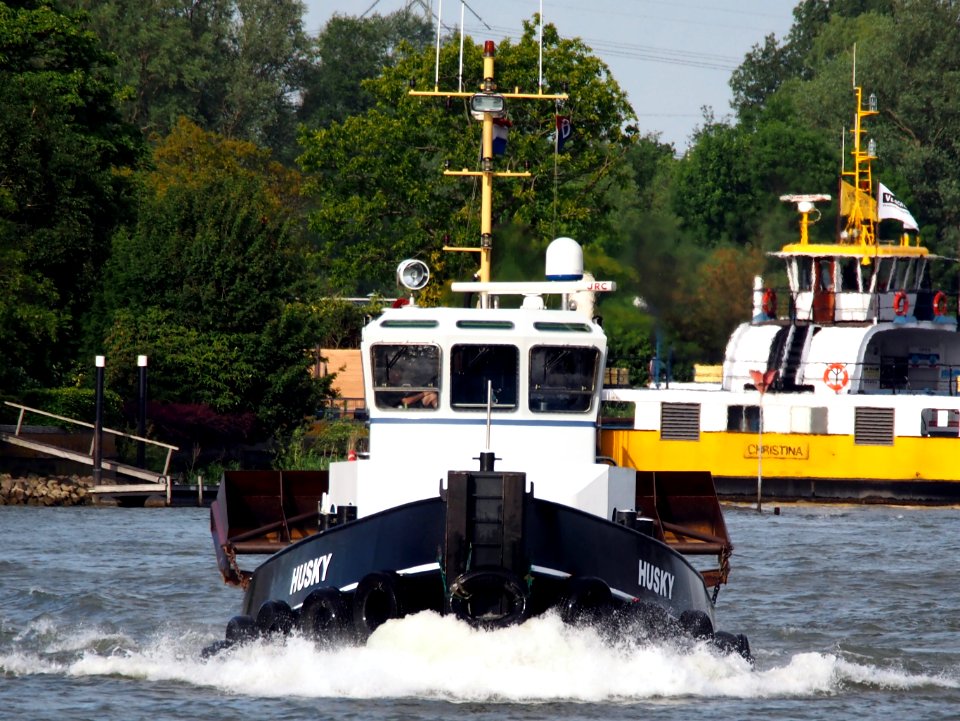 Husky - ENI 02320294 on the Nieuwe Maas river, pic1
